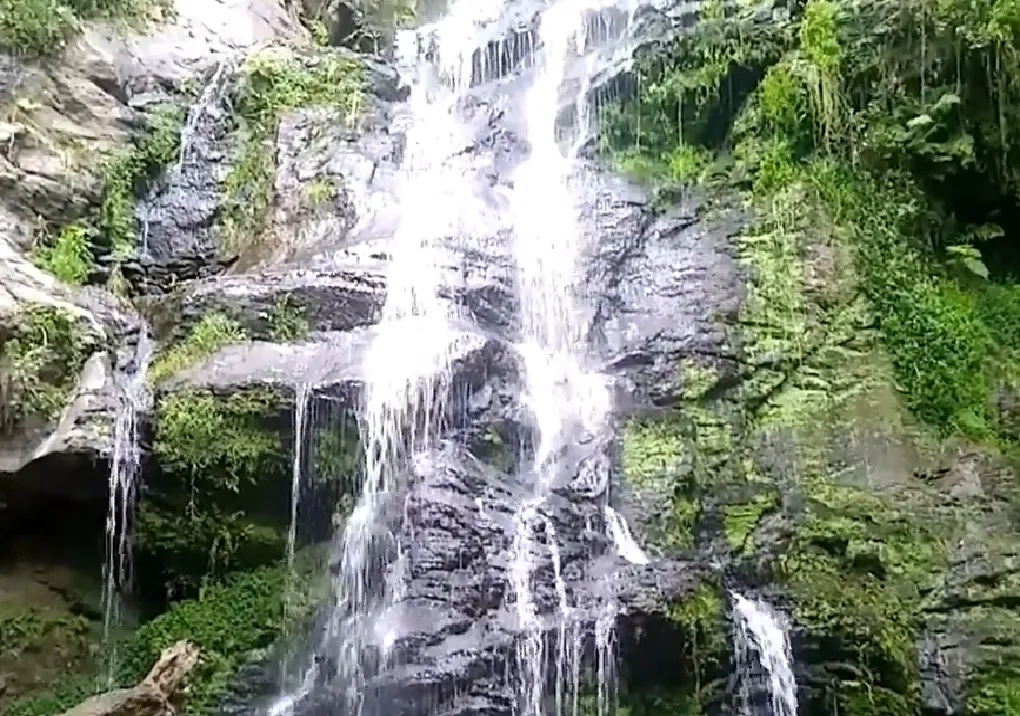 La cascada de Galicia que deberías visitar al menos una vez: belleza natural en dos espectaculares caídas de agua de 30 metros de altura