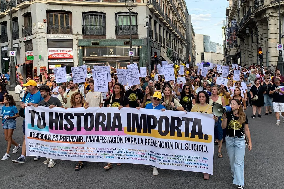 Clamor popular en Madrid por la prevención del suicidio: "Queremos más recursos en la tierra, no más estrellas en el cielo"