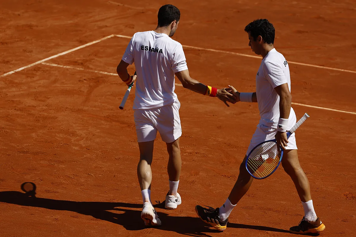 España gana el partido de dobles y recobra vida ante Dinamarca