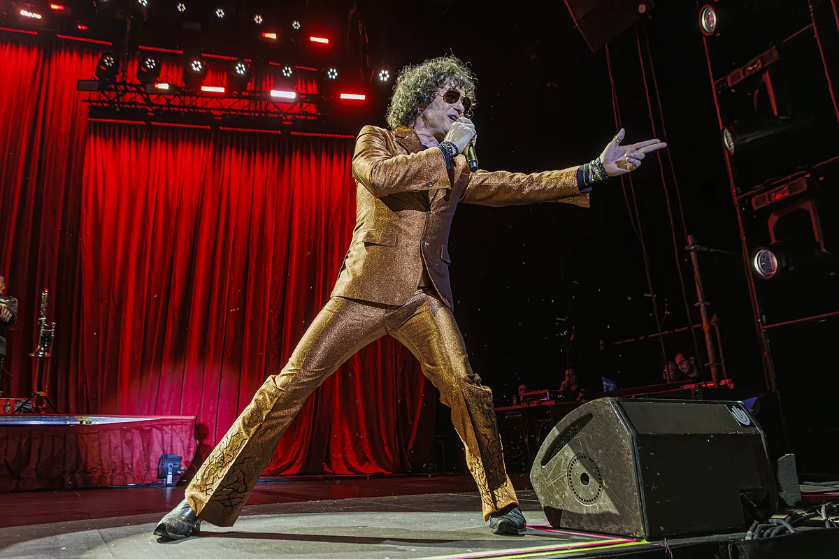 Bunbury, Zaragoza'ya sonsuzluğunu yeniden teyit eden bir duygu ve rock ve roll yanma ile sunulur.