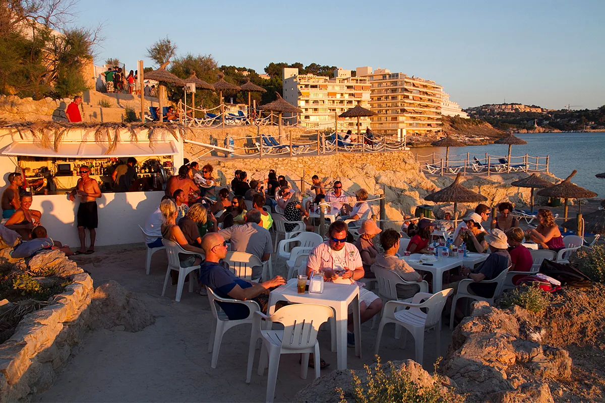 Elogio del chiringuito, el eje que vertebra España:  Es la plaza del pueblo llevada a la playa 