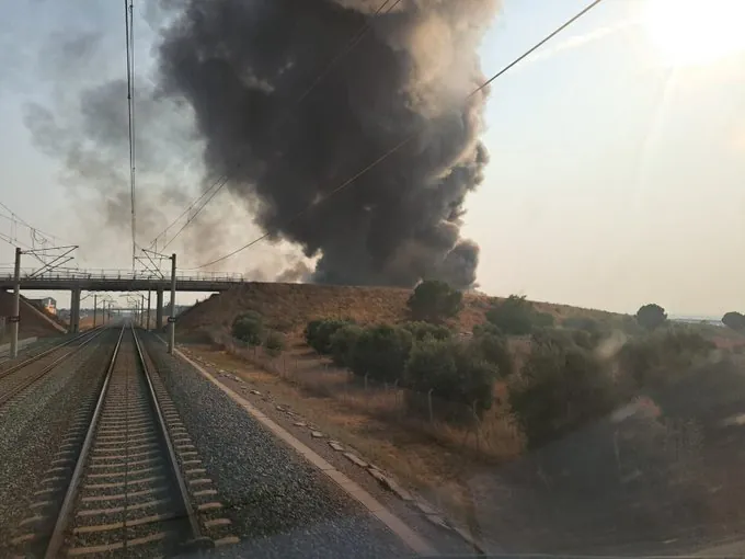 Suspendida la circulación de trenes de Alta Velocidad entre Madrid y Andalucía por un incendio cercano a las vías en una fábrica de Toledo