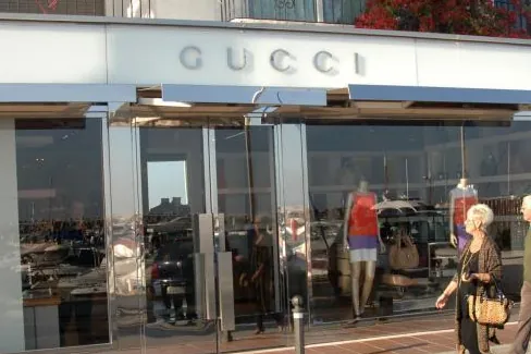 De Prada a Gucci: la policía italiana solicita documentos a 13 empresas de moda de alta gama en una investigación sobre explotación laboral