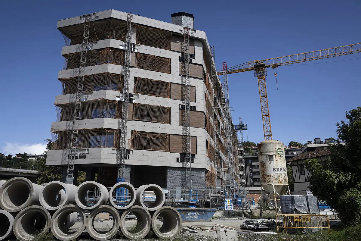 La construcción despega, pero no lo suficiente: las 132.000 viviendas nuevas del último año no contienen el alza histórica de los precios