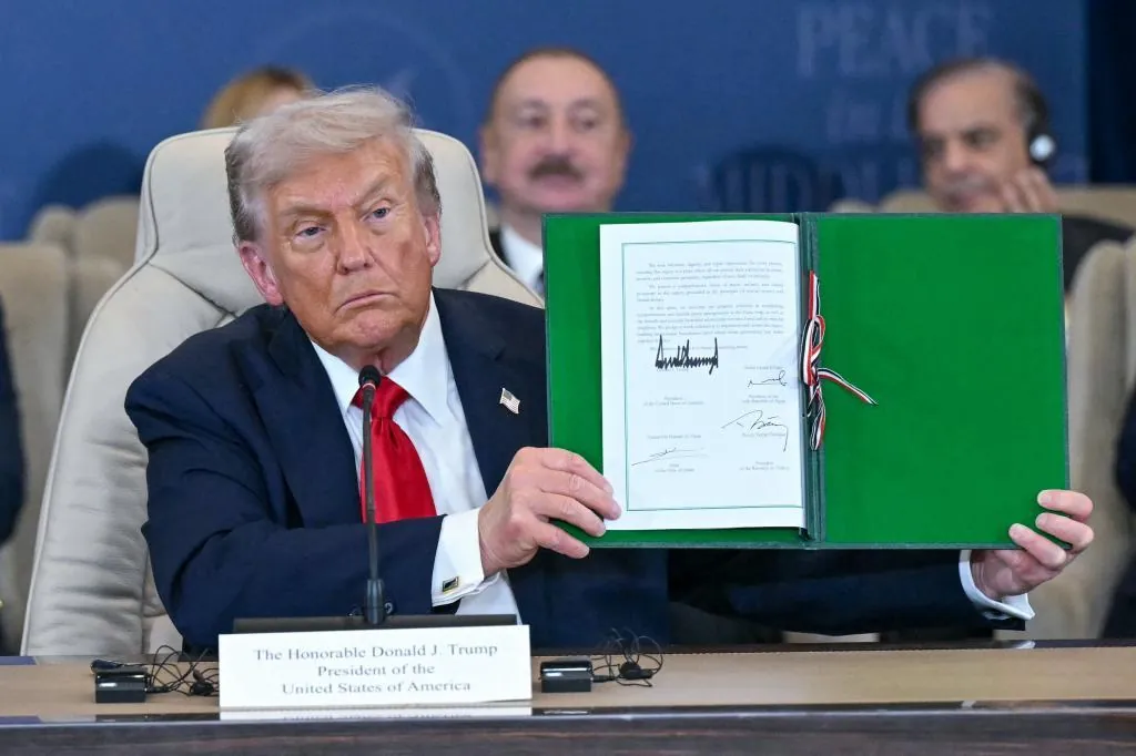 Trump firma el acuerdo de paz que acaba con dos años de guerra en Gaza ante dirigentes del mundo rendidos a su liderazgo