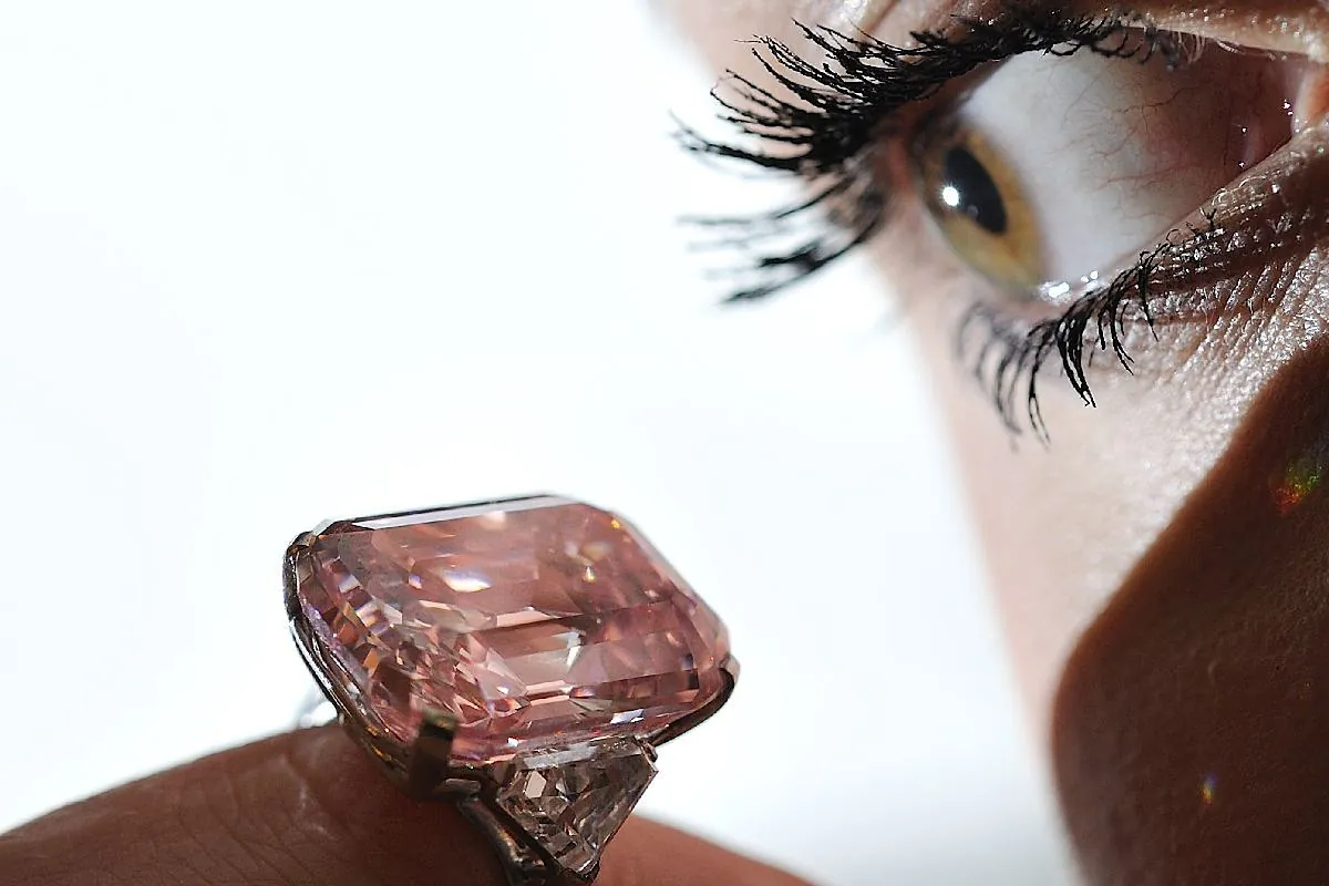 Dubai'deki bir soygundan sonra 25 milyon dolar değerinde pembe bir elmas kurtarırlar