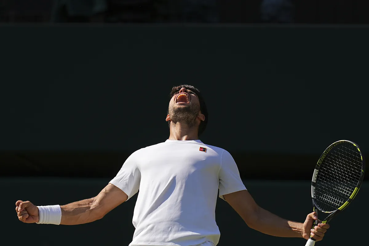 Carreras en los pasillos de Wimbledon, el no anuncio de Novak Djokovic y la sorpresa de Carlos Alcaraz:  ¡Guau! Nunca había visto esto tan lleno 