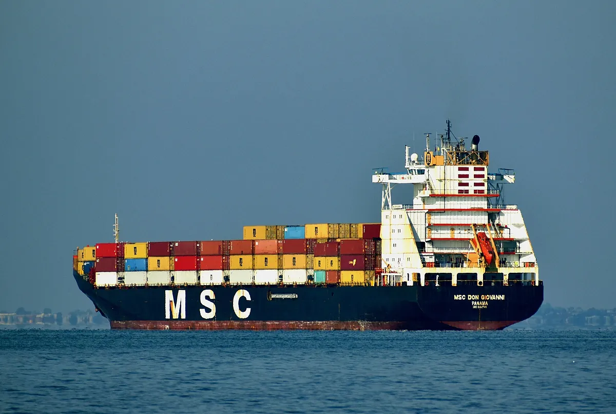 Para qué sirve la puerta que tienen muchos barcos a nivel del mar y por qué no se cierra nunca