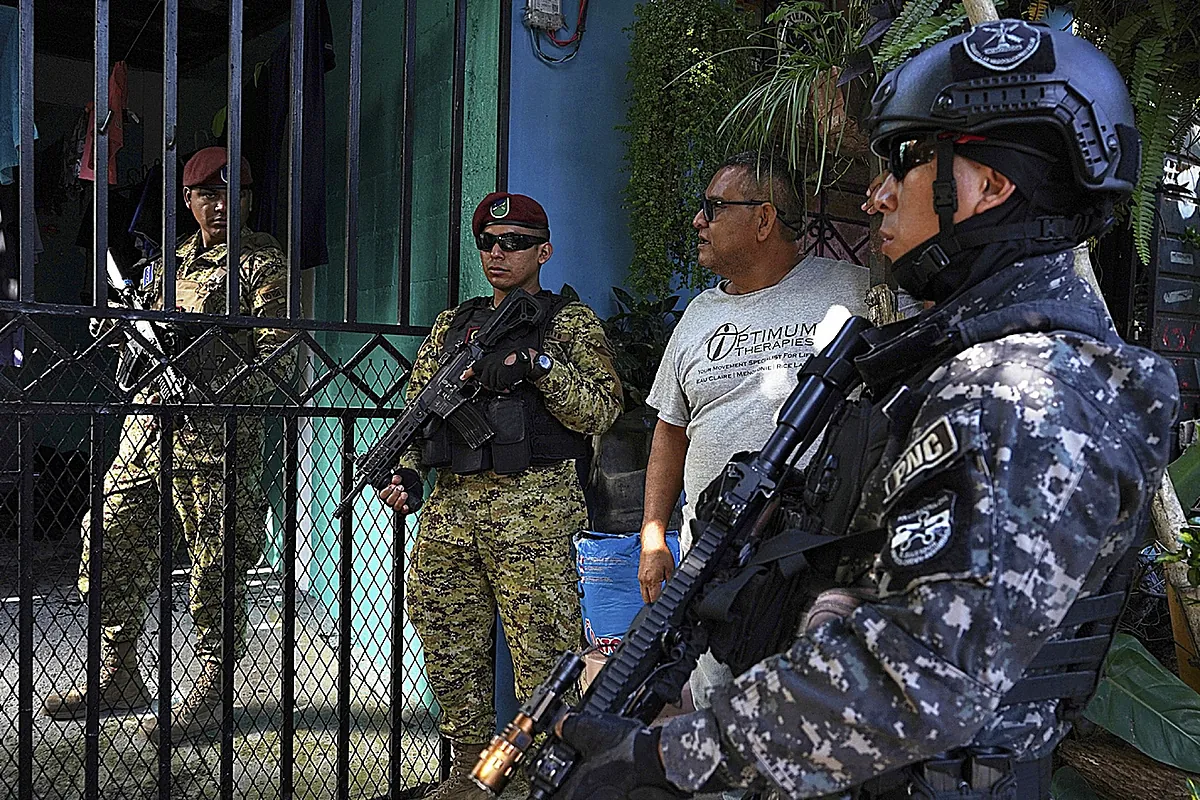 El "nuevo El Salvador" de Bukele: militarizar la educación, menores juzgados como adultos y más años de prisión