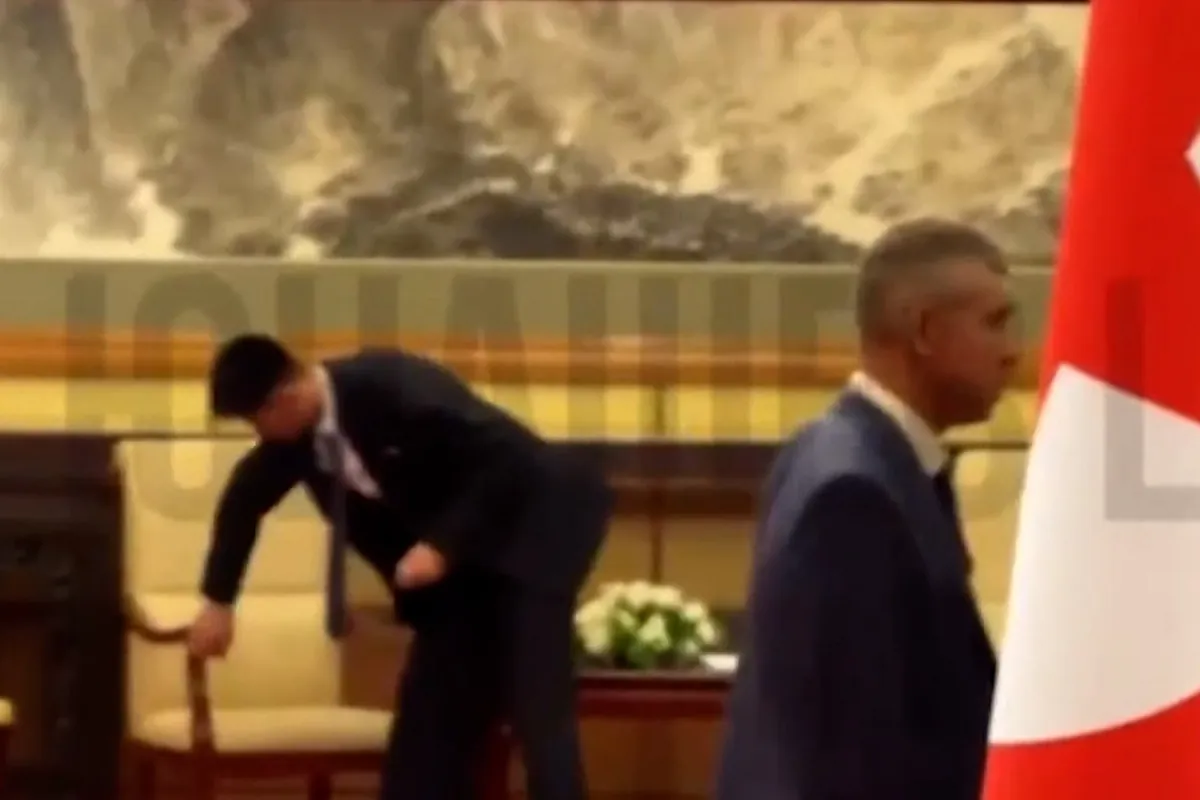 El séquito de Kim Jong-un limpia todo lo que tocó el líder durante su reunión con Putin