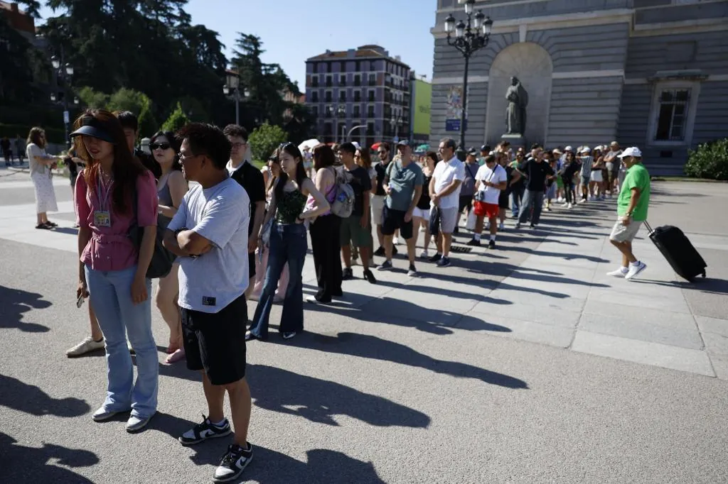 El turismo español crece menos de lo previsto por el "debilitamiento económico" de los principales países emisores