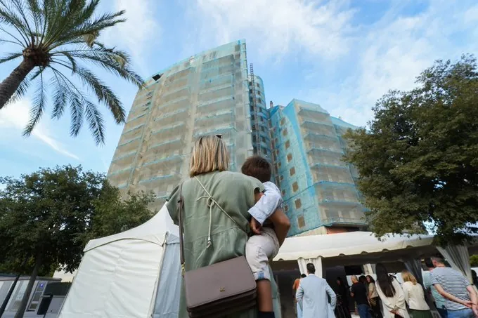 Los vecinos del edificio incendiado en Campanar ponen la primera piedra: "No es recuperar los ladrillos, sino nuestros hogares"