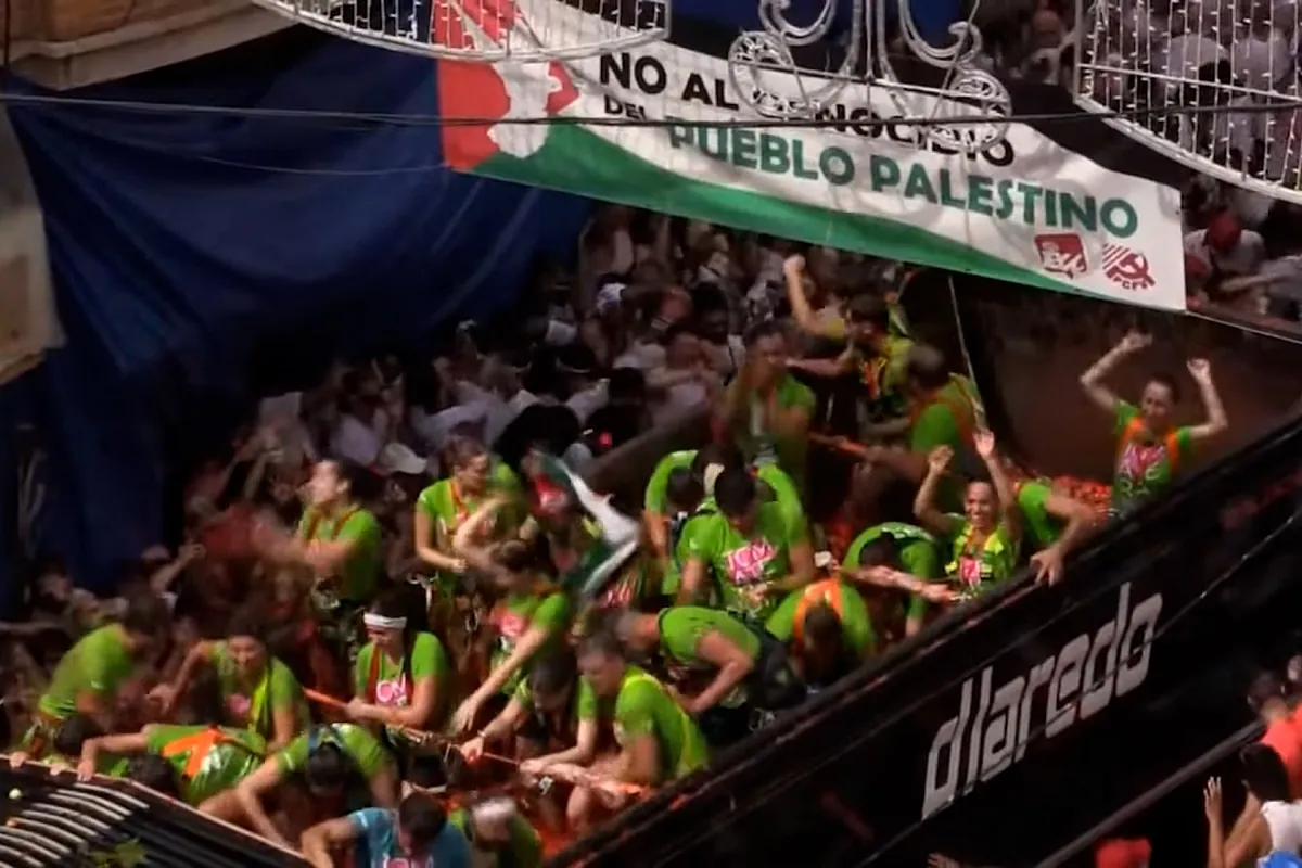 Varias banderas palestinas presentes durante la Tomatina de Buñol