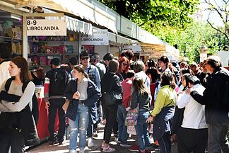 Feria del Libro de Valencia 2025 hoy: horarios y que autores firman ejemplares