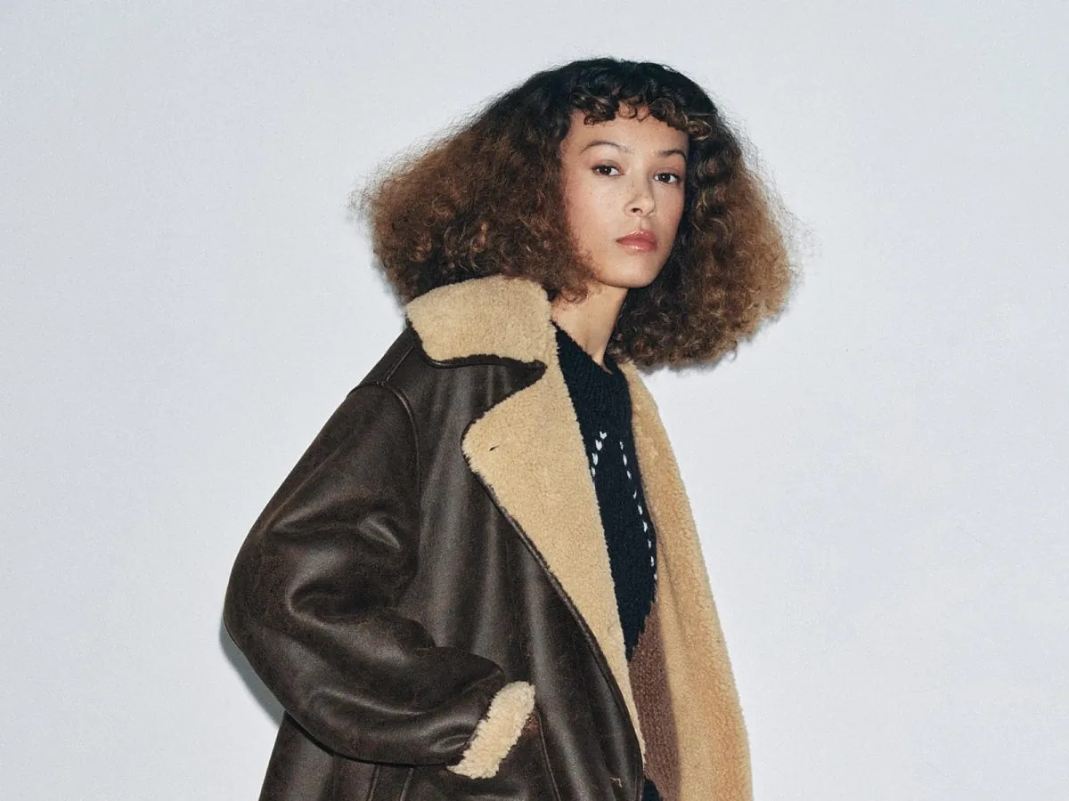 Las novedades de Zara de esta semana: chaqueta efecto pelo, cazadora de cuero, bomber y trench elegantes y versátiles para llevar este otoño