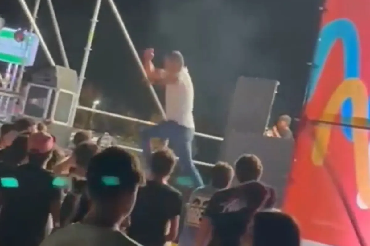 Un concejal de Moncada (Valencia) se enzarza en una pelea tras los insultos del público a Pedro Sánchez