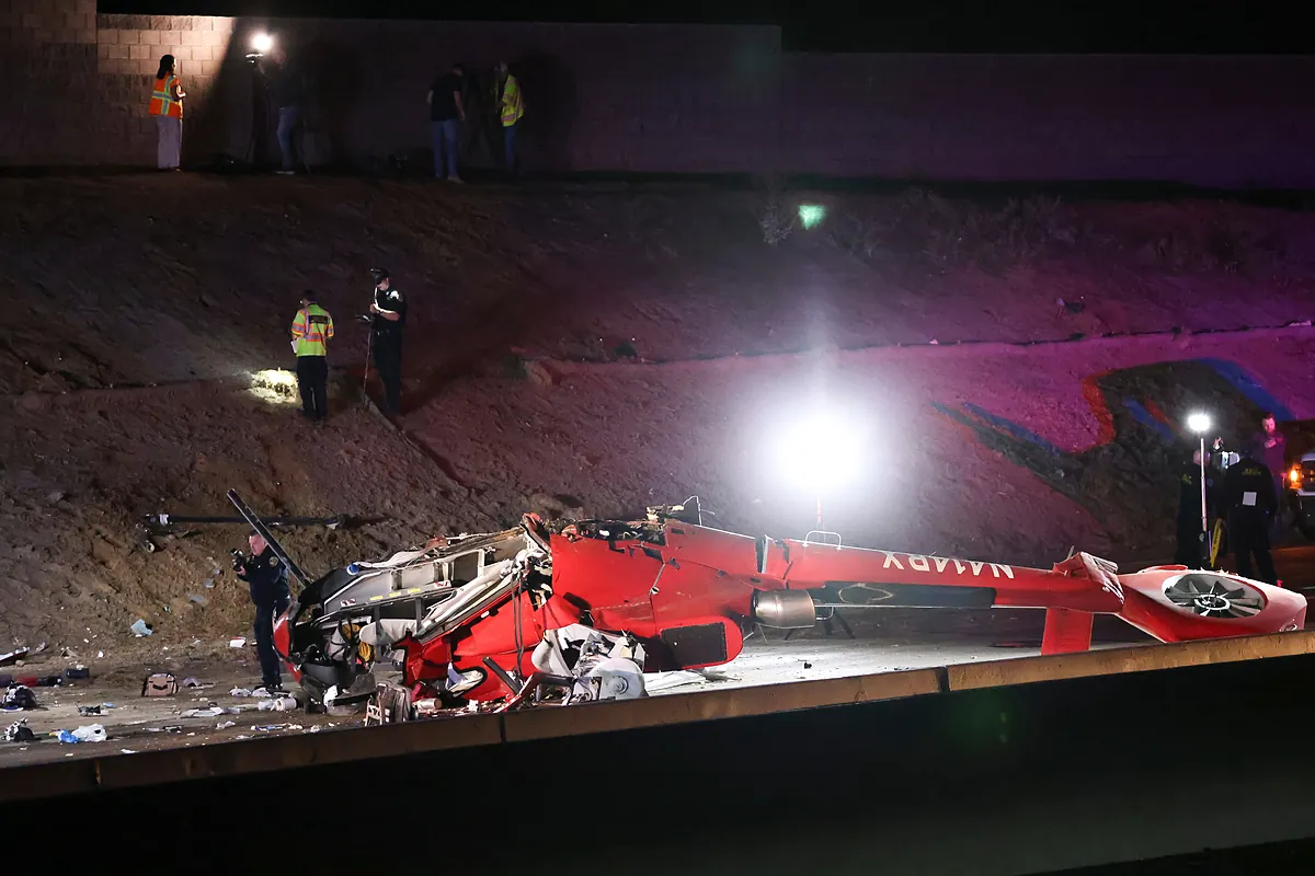 Tres heridos en estado crítico al caer un helicóptero en medio de una autopista en California