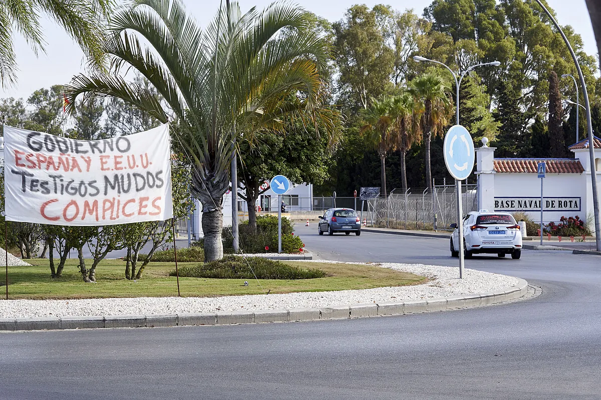El despido de cuatro trabajadores aviva el conflicto en el aeropuerto de la base de Rota, tras ocho años de huelgas