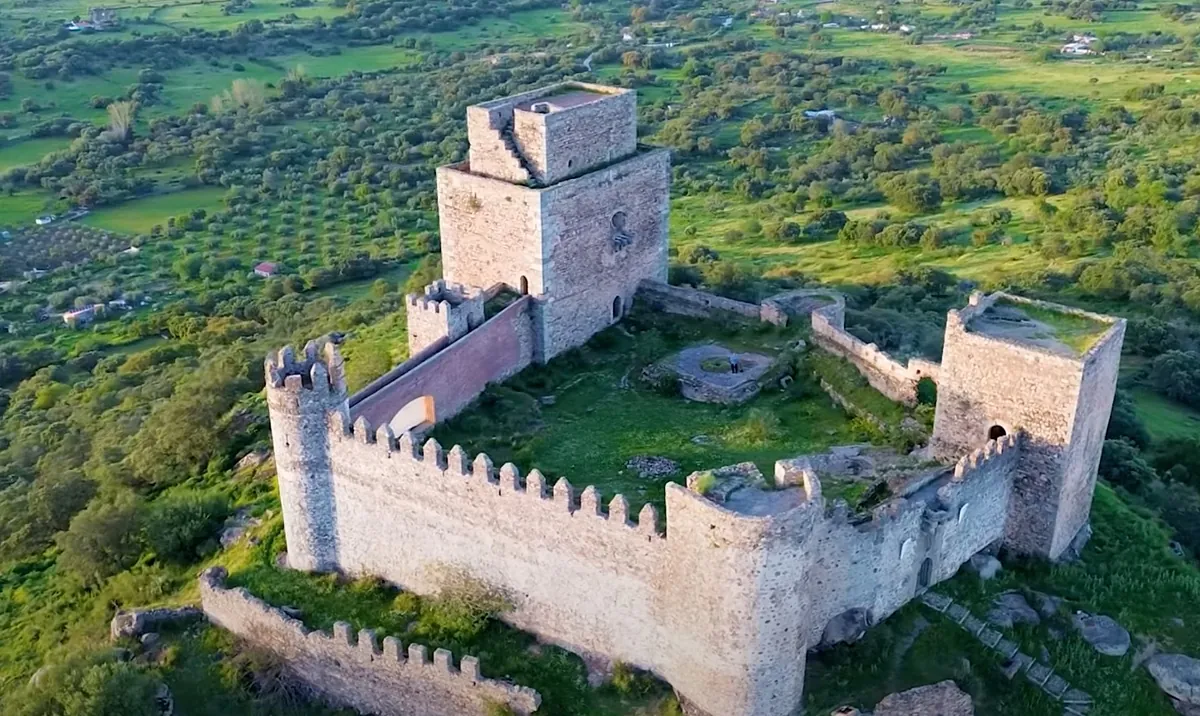 El pueblo de Extremadura que esconde un castillo templario del siglo XIII en lo alto de una colina: ideal para una escapada otoñal