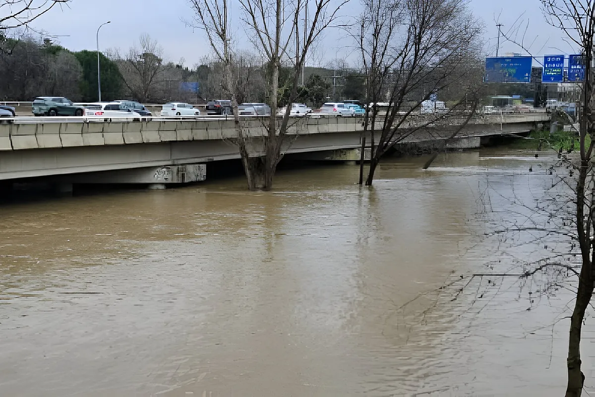 Las horas más críticas que amenazaron Madrid por las lluvias, entre noches en vela y presas al límite: "¡El Manzanares ha subido medio metro en 30 minutos, hay que alertar a la población!"