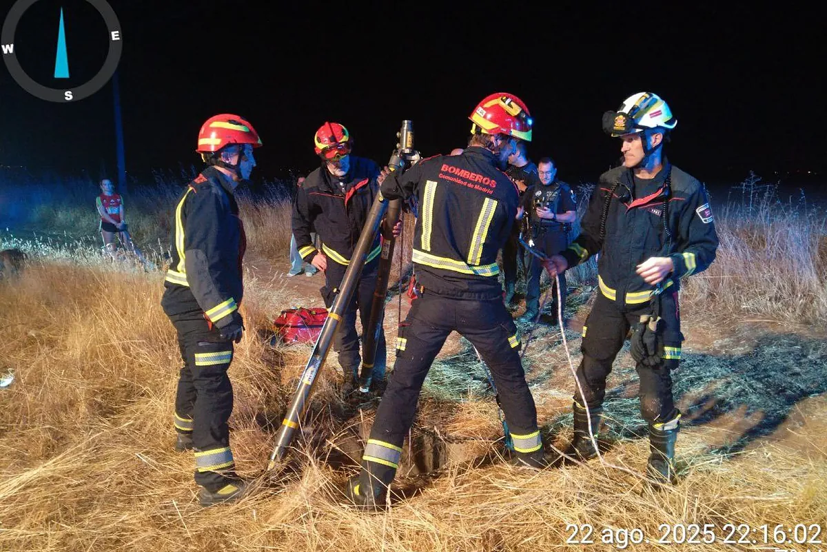 Los Bomberos rescatan a una joven tras caer a un pozo de seis metros de profundidad en un descampado de Torrejón de Ardoz
