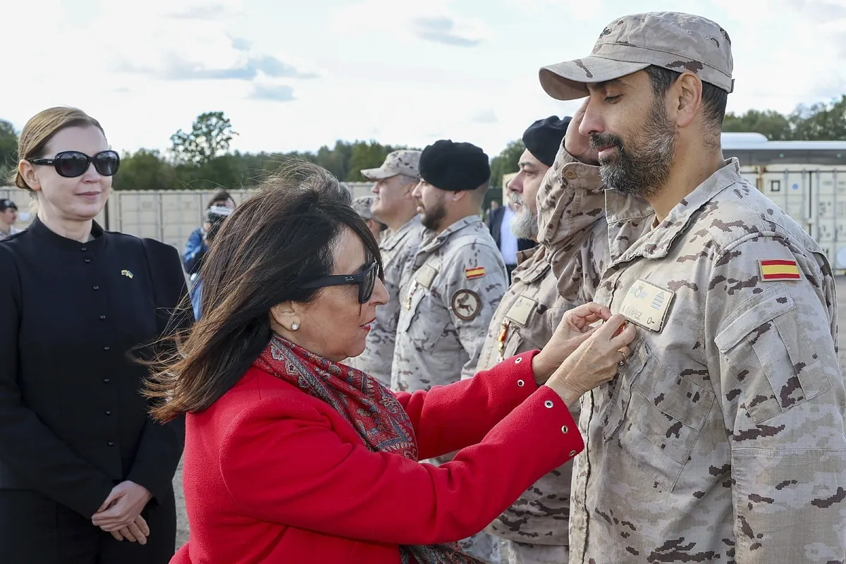 Robles se lanza a captar reservistas: cuadruplica las plazas desde su llegada al Ministerio de Defensa