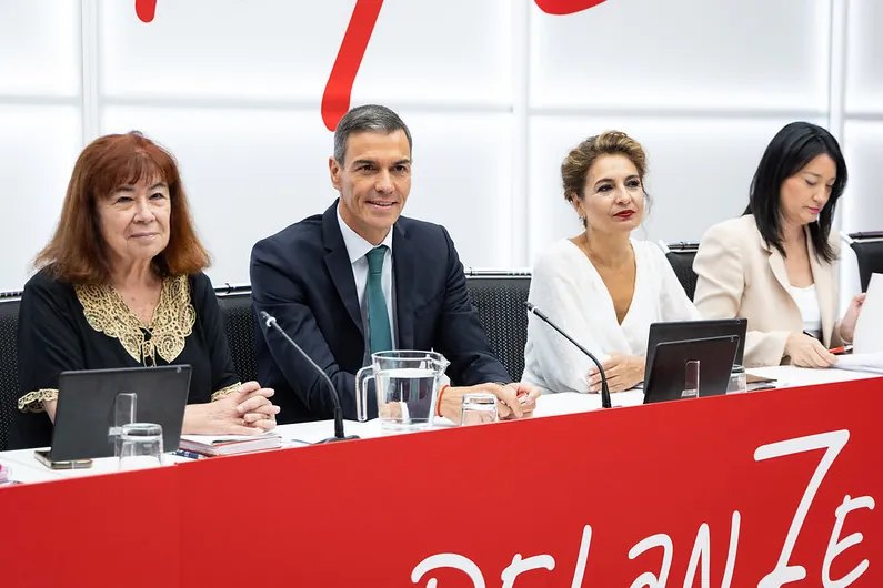 El PSOE acusa a Feijóo de haber convertido a la "derechita cobarde" del PP en una "derechona obediente"