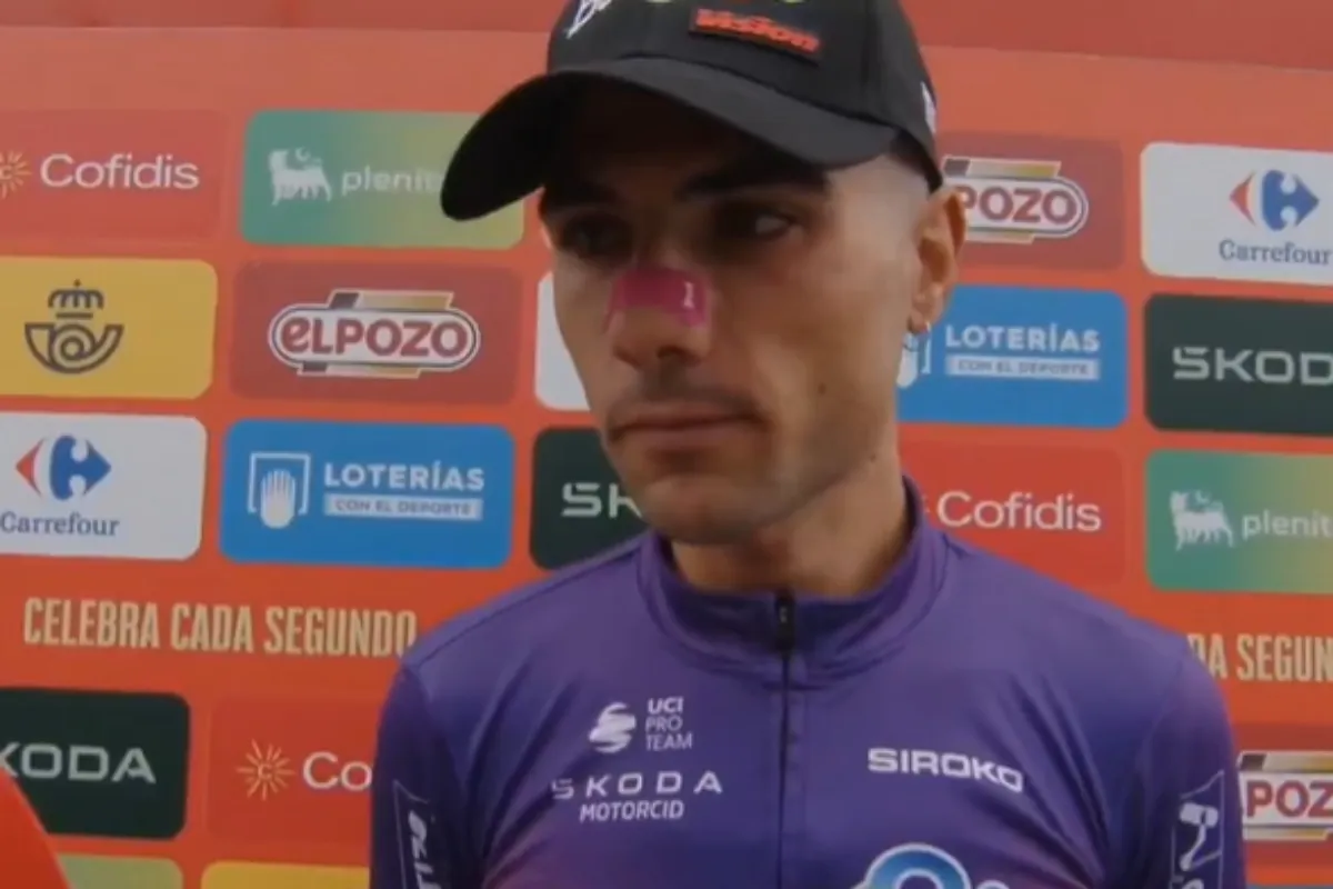 Un ciclista español descalificado de una carrera en Pekín por publicar en redes la bandera nacional de China junto al emoticono de un cerdo: "Un comentario inapropiado que atenta contra el espíritu deportivo"