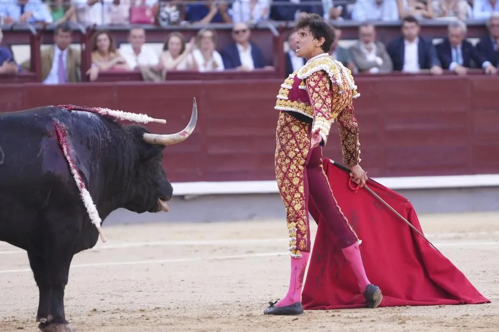 Roca Rey despierta el alma de pueblo de Madrid: crece el oprobio bajo el peso de Morante en Las Ventas