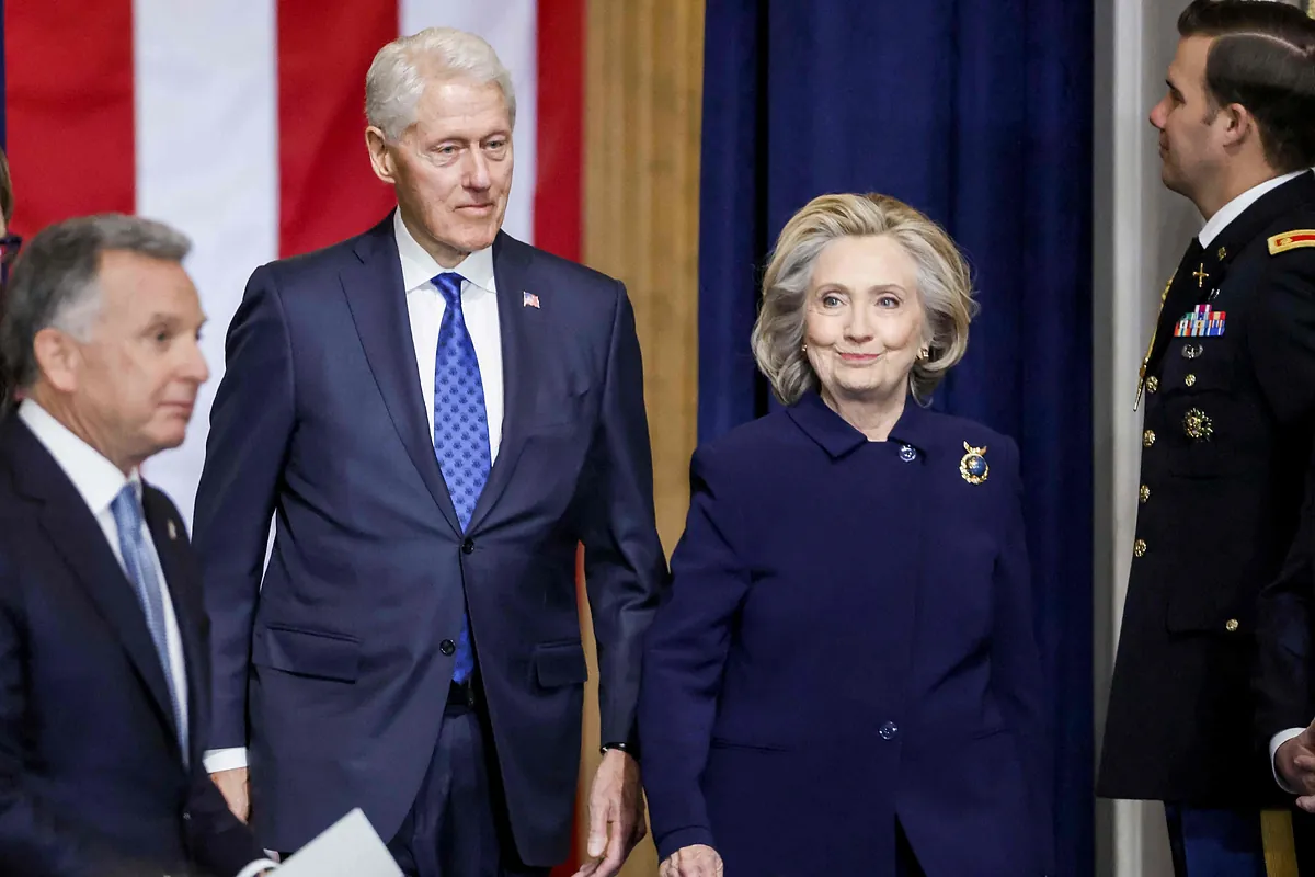 Un comité del Congreso de Estados Unidos cita a testificar a los Clinton por el caso Epstein | Internacional
