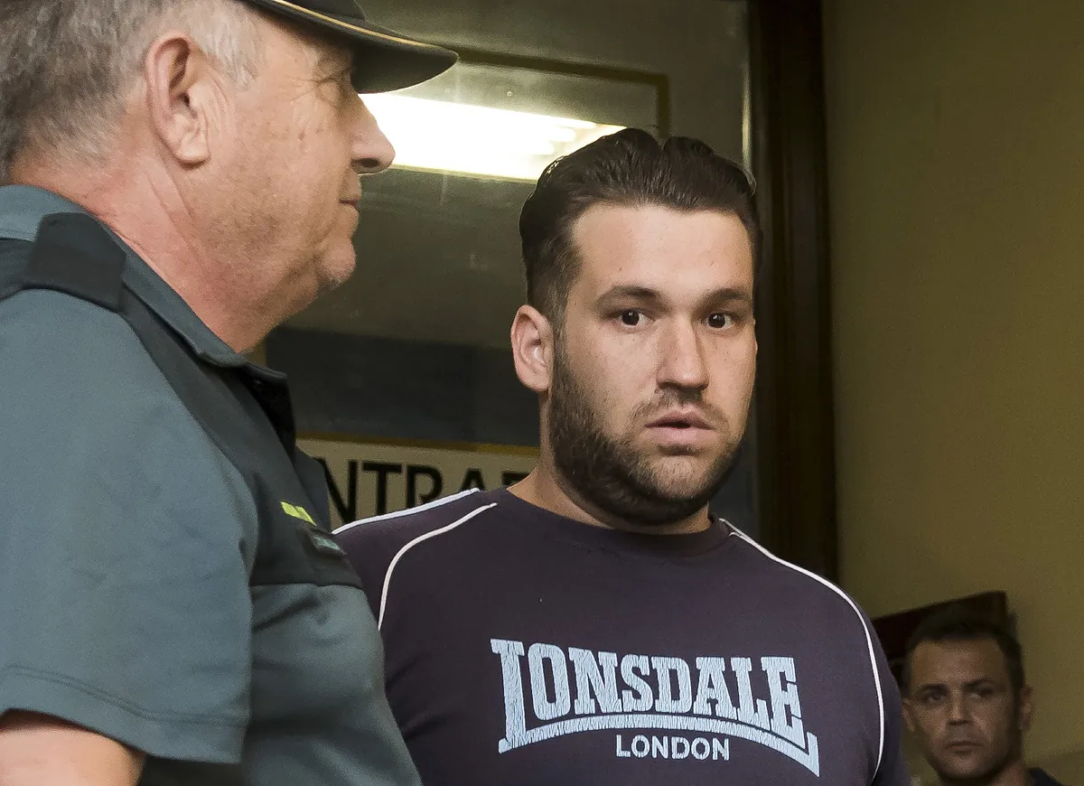 Navarra Yüksek Mahkemesi, ihlalden hüküm giymiş, paketin iki üyesine 15 ila 14 yıl hapis cezasının azaltılmasını doğruladı.