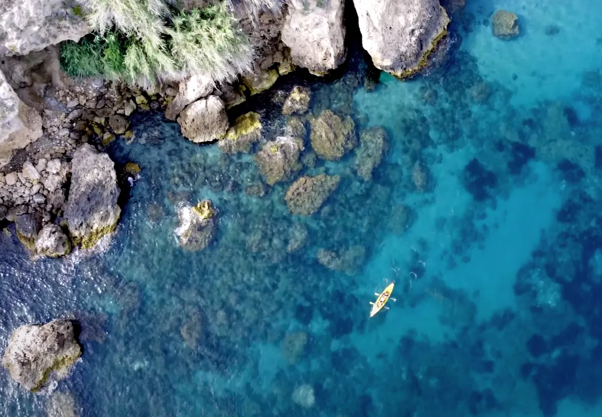 Soy de Málaga y esta es la playa con acantilados y aguas cristalinas donde siempre voy a bucear y desconectar