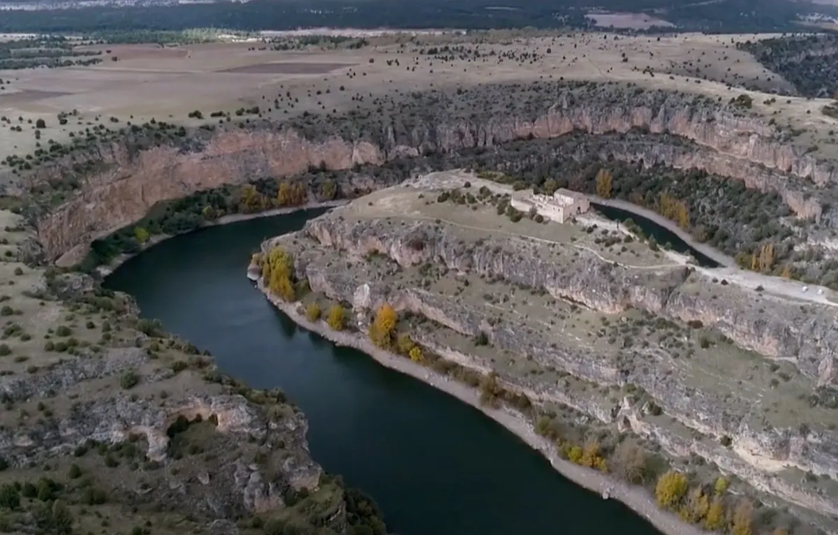 El cañón natural a dos horas de Madrid que parece sacado del oeste: 100 metros de roca, buitres leonados y kayak bajo los riscos