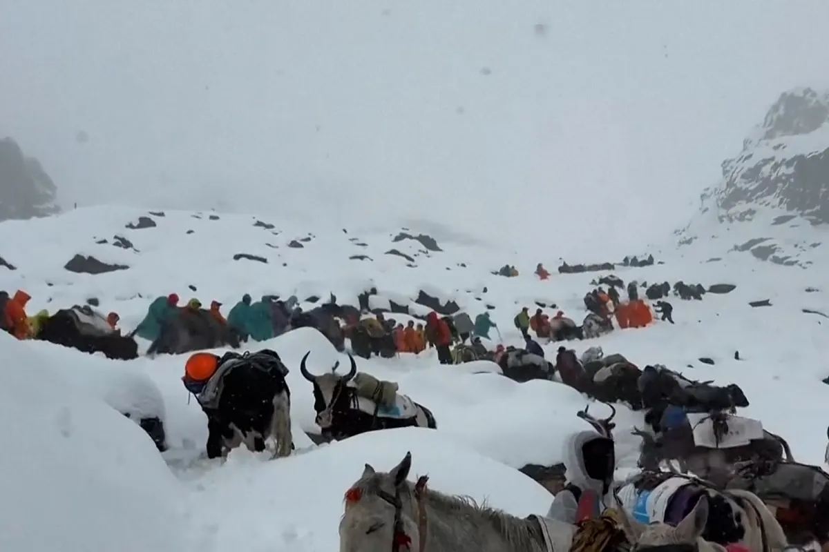 Cientos de excursionistas quedan atrapados en el Everest por una fuerte nevada