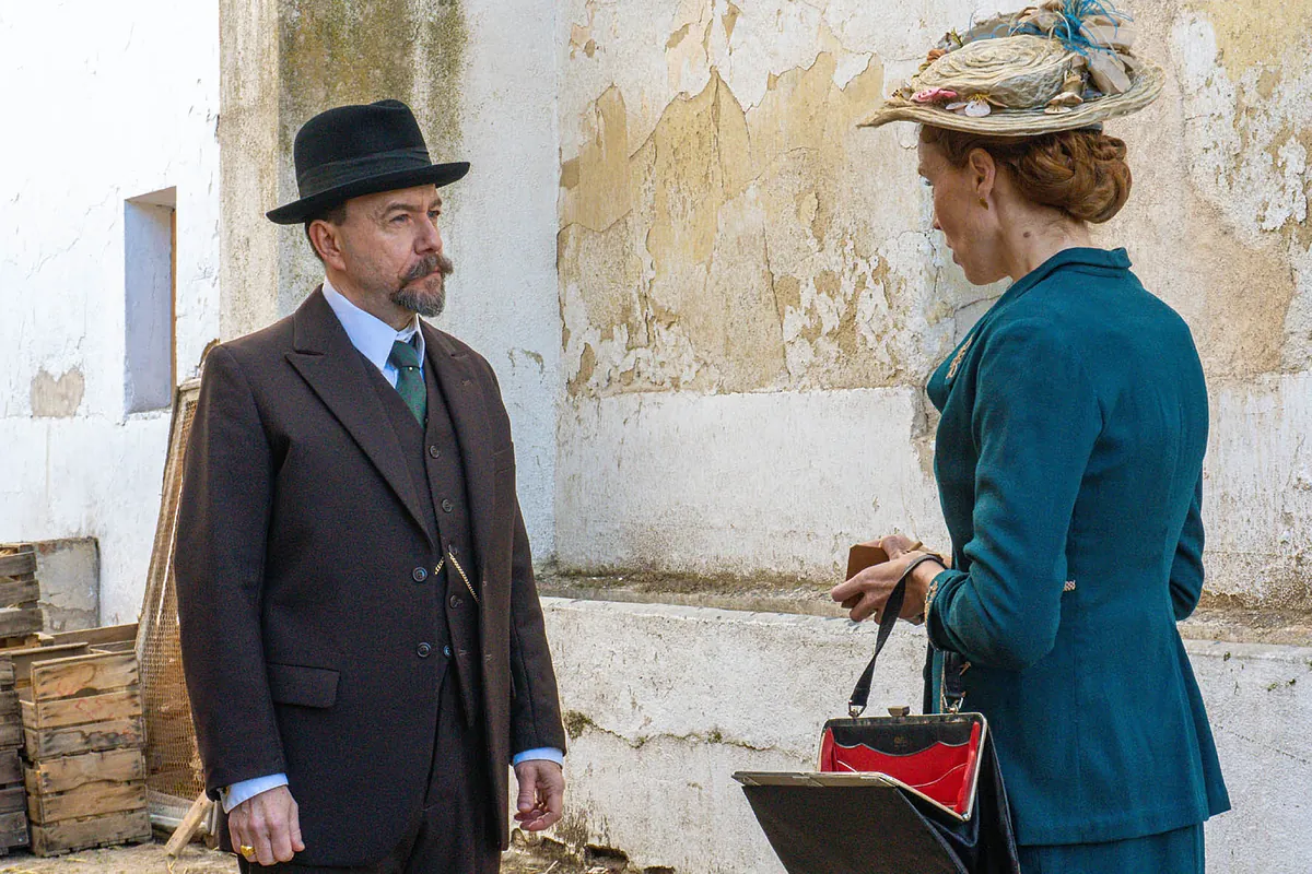 Avance del capítulo de 'La Promesa' de hoy, miércoles 16 de abril: el  encuentro de Curro y Pía con un experto en venenos no termina como  esperaban | Televisión