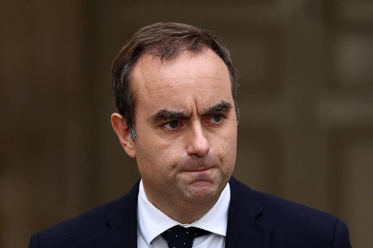 La Bolsa de París cae con fuerza tras la dimisión del primer ministro de Francia