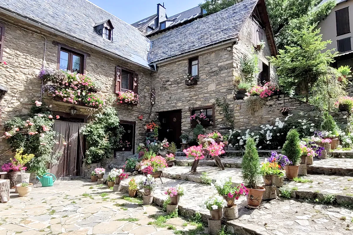 Uno de los pueblos más bonitos de España está escondido entre montañas: calles empedradas y perfecto para perderte entre flores