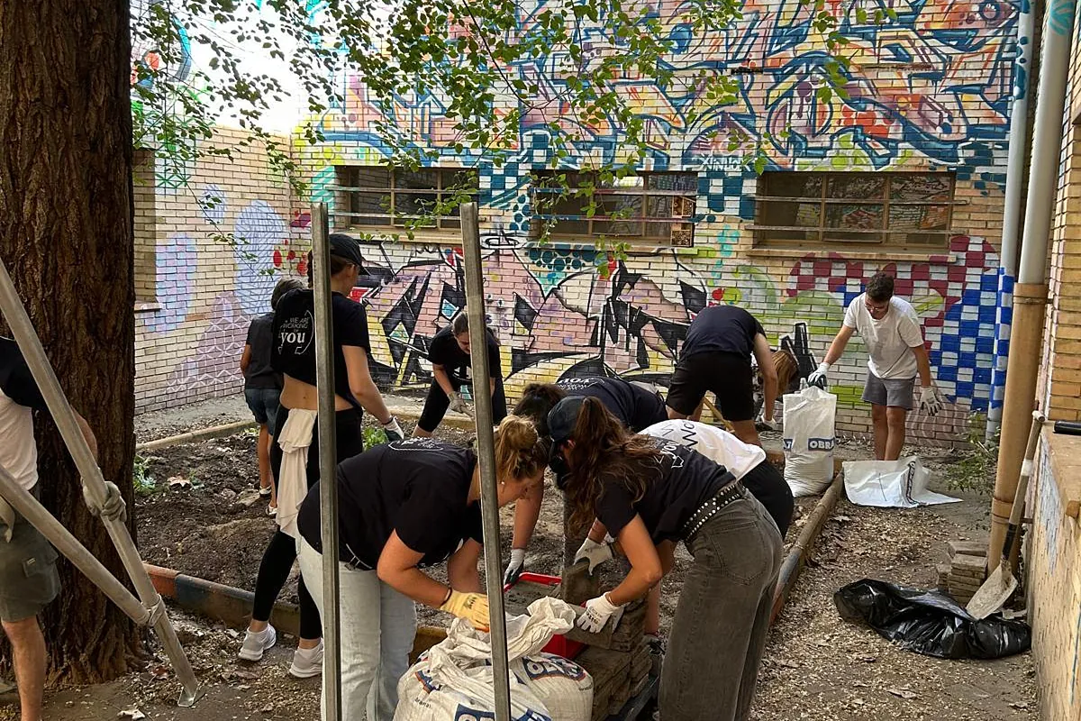 Manos solidarias para transformar un centro de educación especial en Vallecas: "Les dan una vía de escape, ahora podrán ser aún más felices"