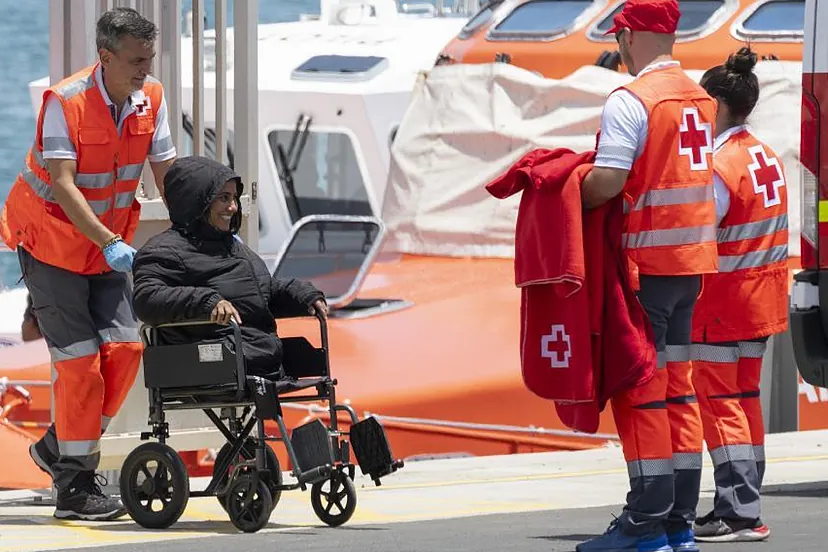 38 personas rescatadas, una es una mujer sin piernas, en una patera a 40 km Lanzarote