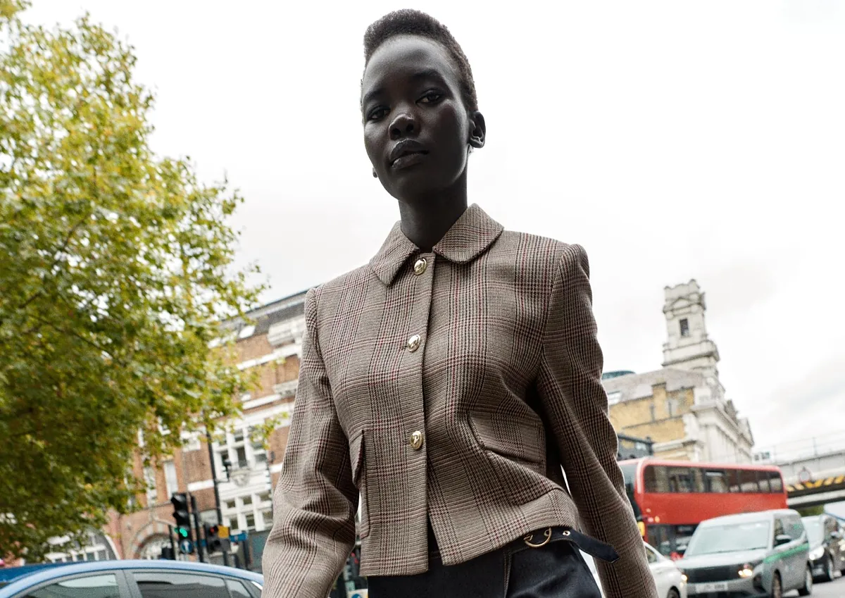 Las novedades de Zara de esta semana: blazer de pata de gallo, blusas románticas y pantalones de pinzas que estilizan