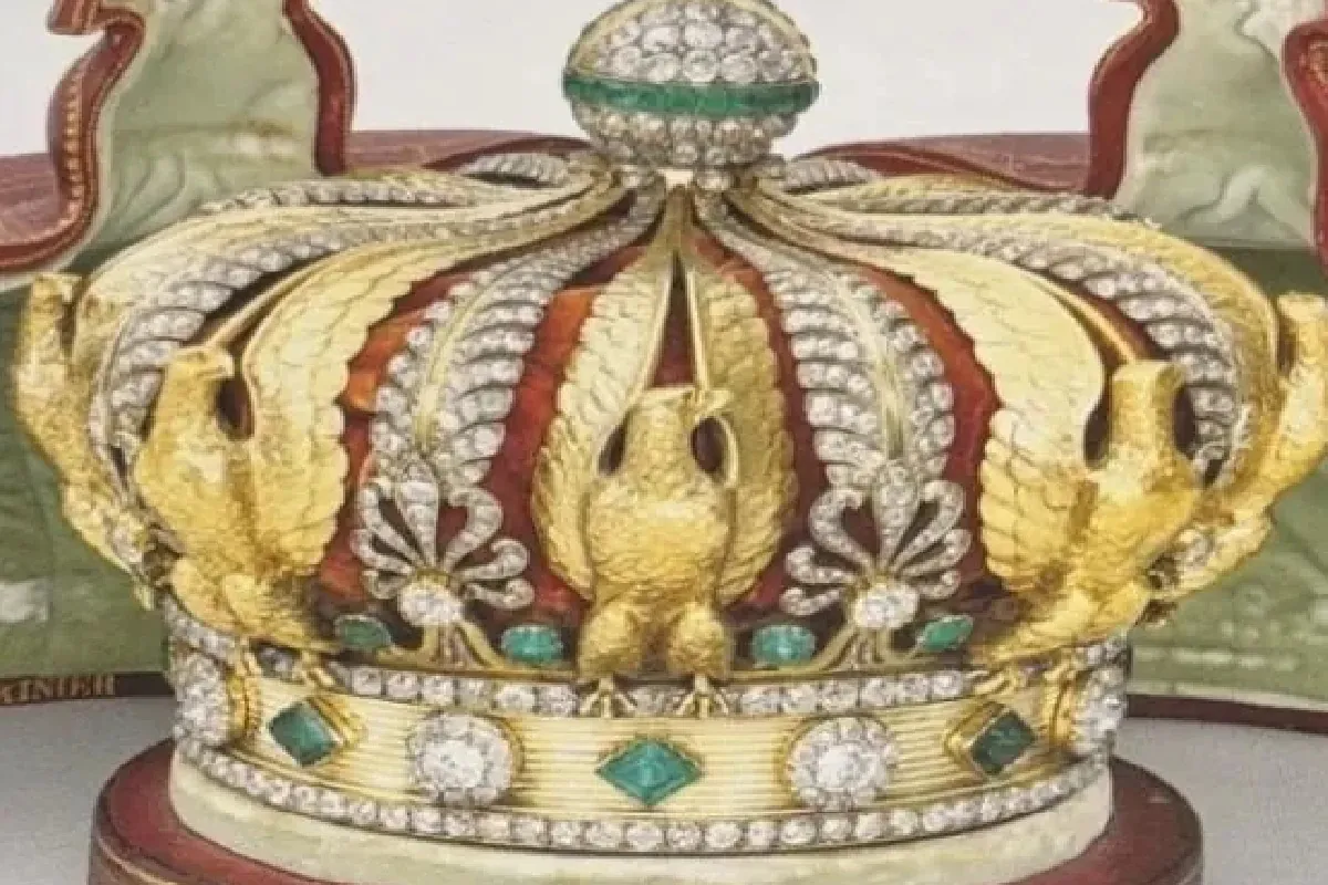 Cuáles son las ocho joyas del Tesoro de Francia robadas del Louvre: la corona de Eugenia (recuperada), la diadema de perlas, el broche relicario, zafiros y esmeraldas: " Un tesoro de valor incalculable"