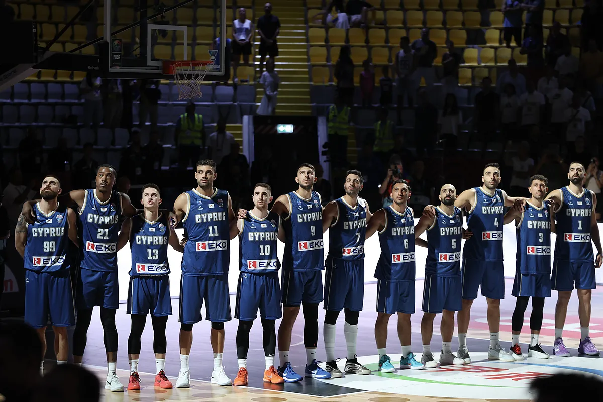 Chipre-Grecia, cuando los dos rivales se emocionan con el mismo himno: "Durante 40 minutos lucharemos contra nuestros hermanos"