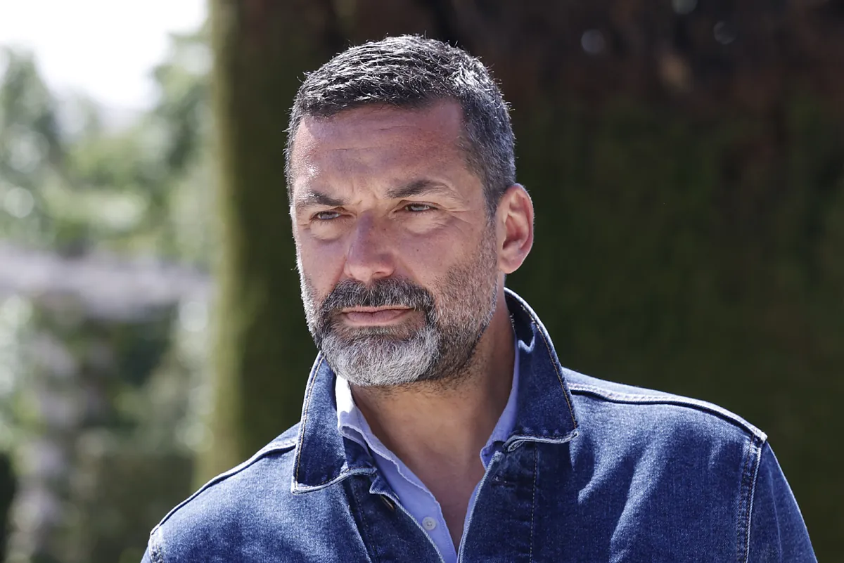 El cantante y amigo del Rey Jaime Anglada, grave tras ser arrollado cuando iba en moto por un coche que se dio a la fuga | Famosos