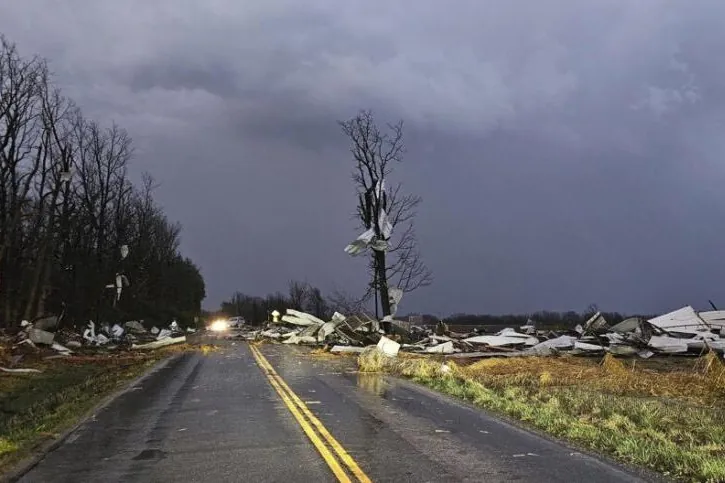 At least 33 dead in the United States for storms unleashed after the passage of multiple tornadoes by several states