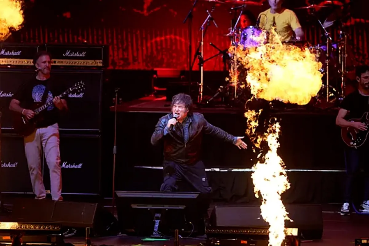 Milei vuelve a dar la nota en un mitin fuego, rock, homenaje a Charlie Kirk y Hava Nagila