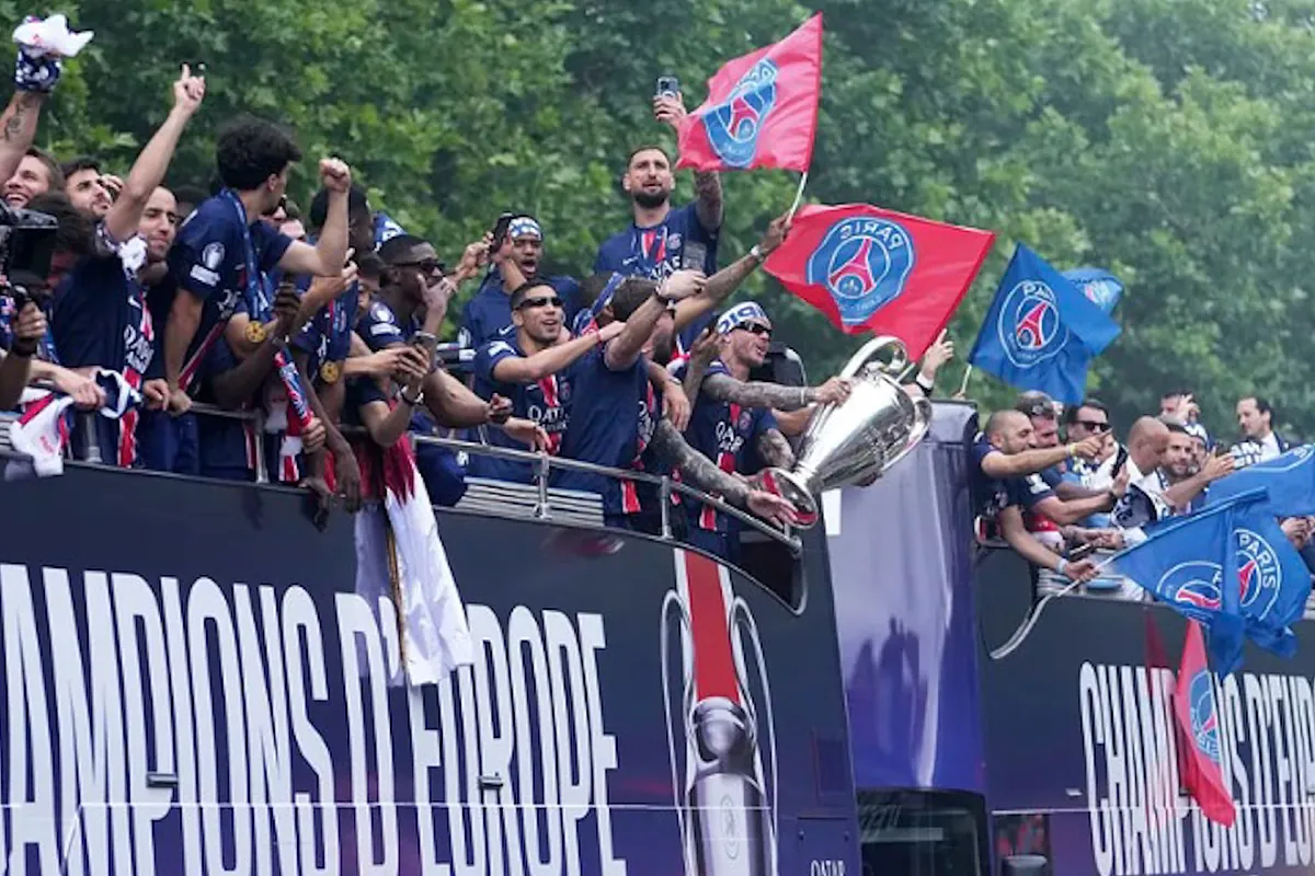 Decenas de miles de personas reciben al PSG en los Campos Elíseos de París