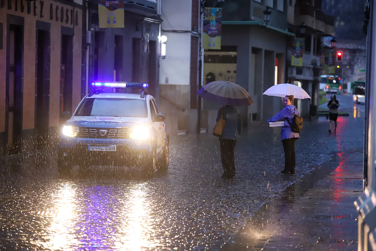 La borrasca Claudia mantiene activos los avisos en una treintena de provincias por viento, olas, lluvia y tormenta y obliga a suspender las clases en Canarias