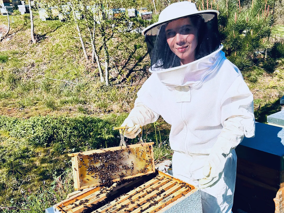 Así es Tania Fafián, la gallega que cambió la ciudad por el campo para ser apicultora y cuya miel se agota cada temporada