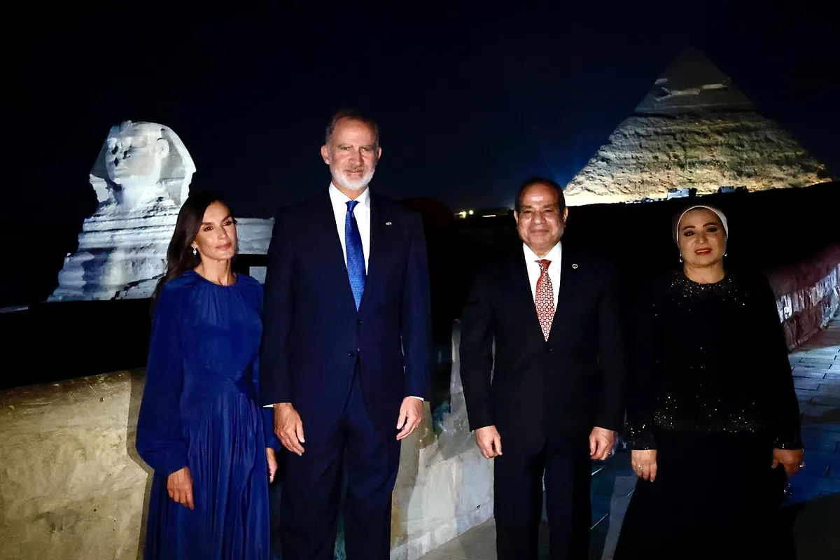 Los Reyes culminan el día en El Cairo visitando las pirámides