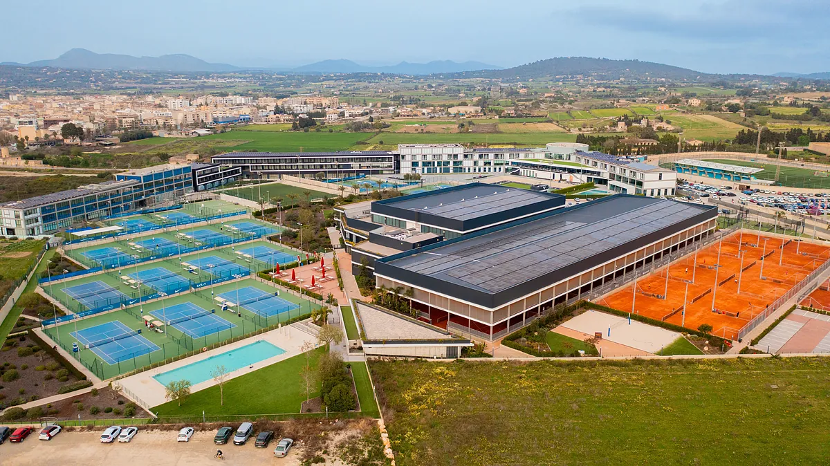 España es la escuela del tenis mundial y eso tiene una contra:  Cuestan mucho dinero, para los españoles son prohibitivas 